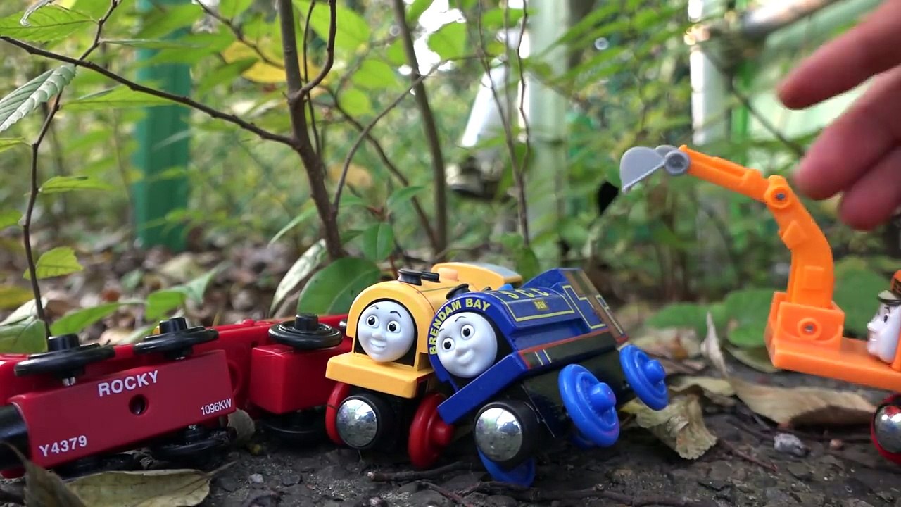 Lets play outside! Wooden Thomas the Tank Engine toys fun videos
