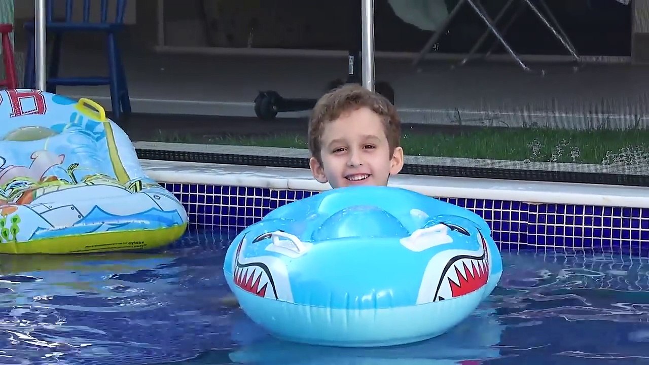 PAULINHO BRINCANDO NA PISCINA C/ GOLFINHO Inflável de Brinquedo para Crianças