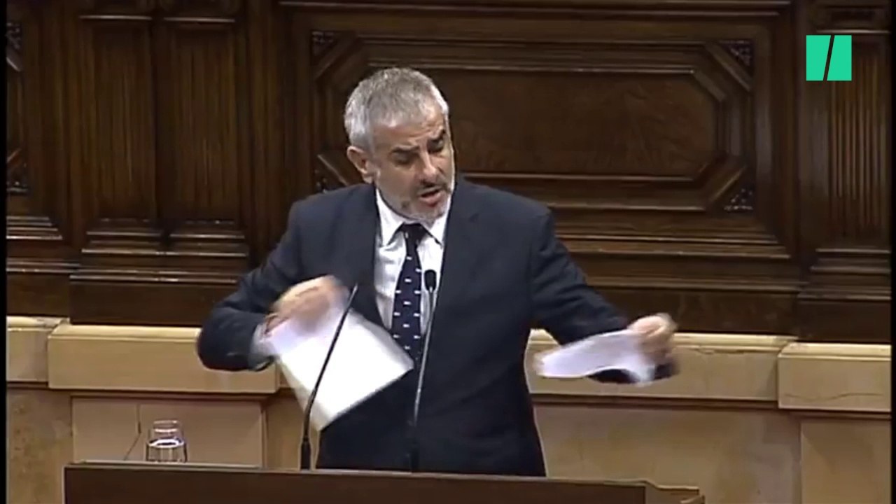 "Ciudadanos no va a permitir que se rompa España", Carrizosa rompe el documento de la independencia en el Parlament
