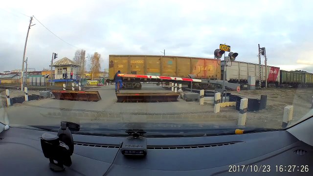 Un cycliste passe entre deux trains à un passage à niveau en mode Je suis seul dans la vie