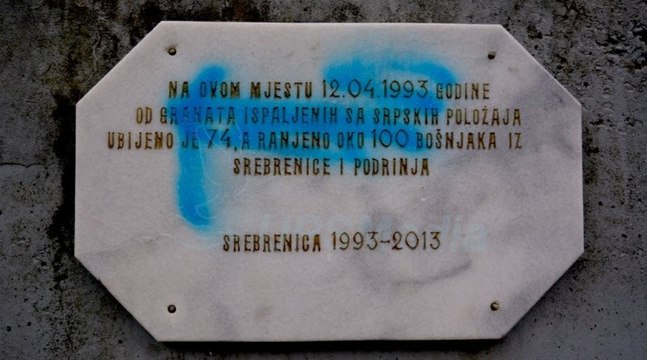 Oskrnavljeno spomen obilježje ispred osnovne škole