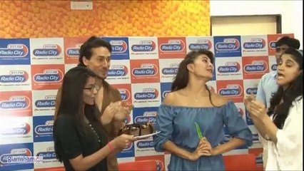 47.Jacqueline Fernandez celebrates her birthday with chocolate cake