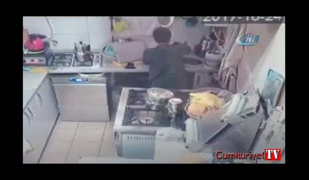 Düdüklü tencere bomba gibi patladı... O anlar kamerada