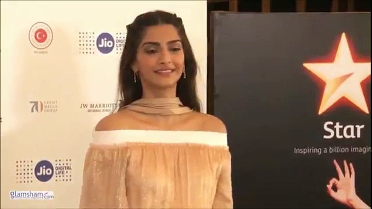 17.Did you notice something strange in Sonam Kapoor's glam avatar- 2