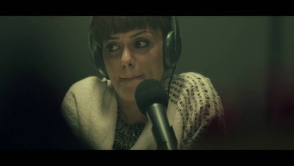 ظرف أسود - " إنجي" تتلقى مكالمة من متصلة تحكي قصة تماثل قصتها بالتفصيل - الحلقة السادسة