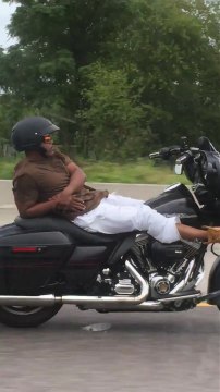 Ce motard ne fera pas d’excès de vitesse aujourd'hui... trop tranquille