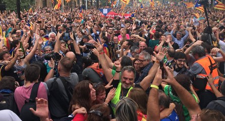 L'esclat d'eufòria dels concentrats davant el parlament amb la proclamació