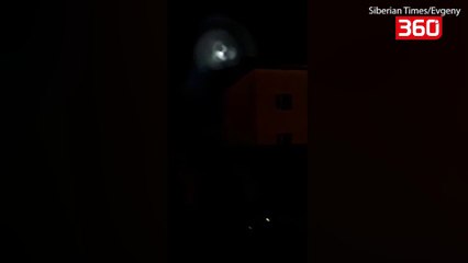 Drita te cuditshme shfaqen ne qiell, tmerrohen banoret (360video)