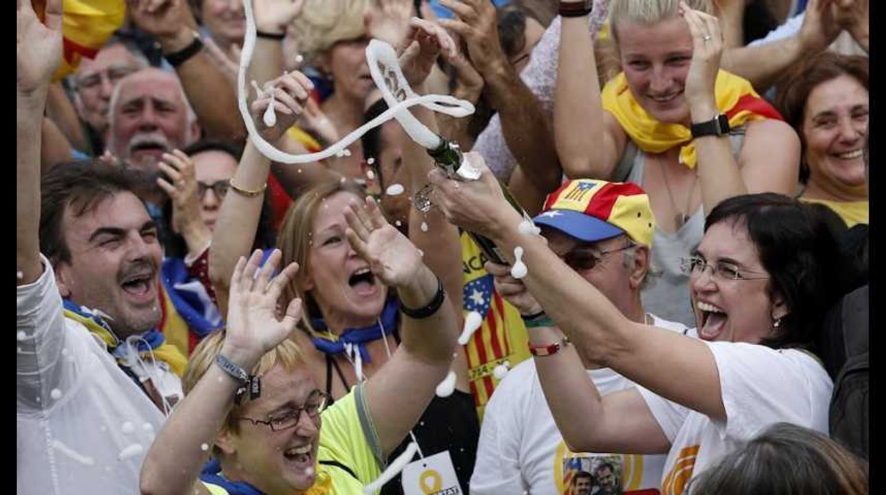 Cris de joie à Barcelone à l'annonce de l'indépendance de la Catalogne