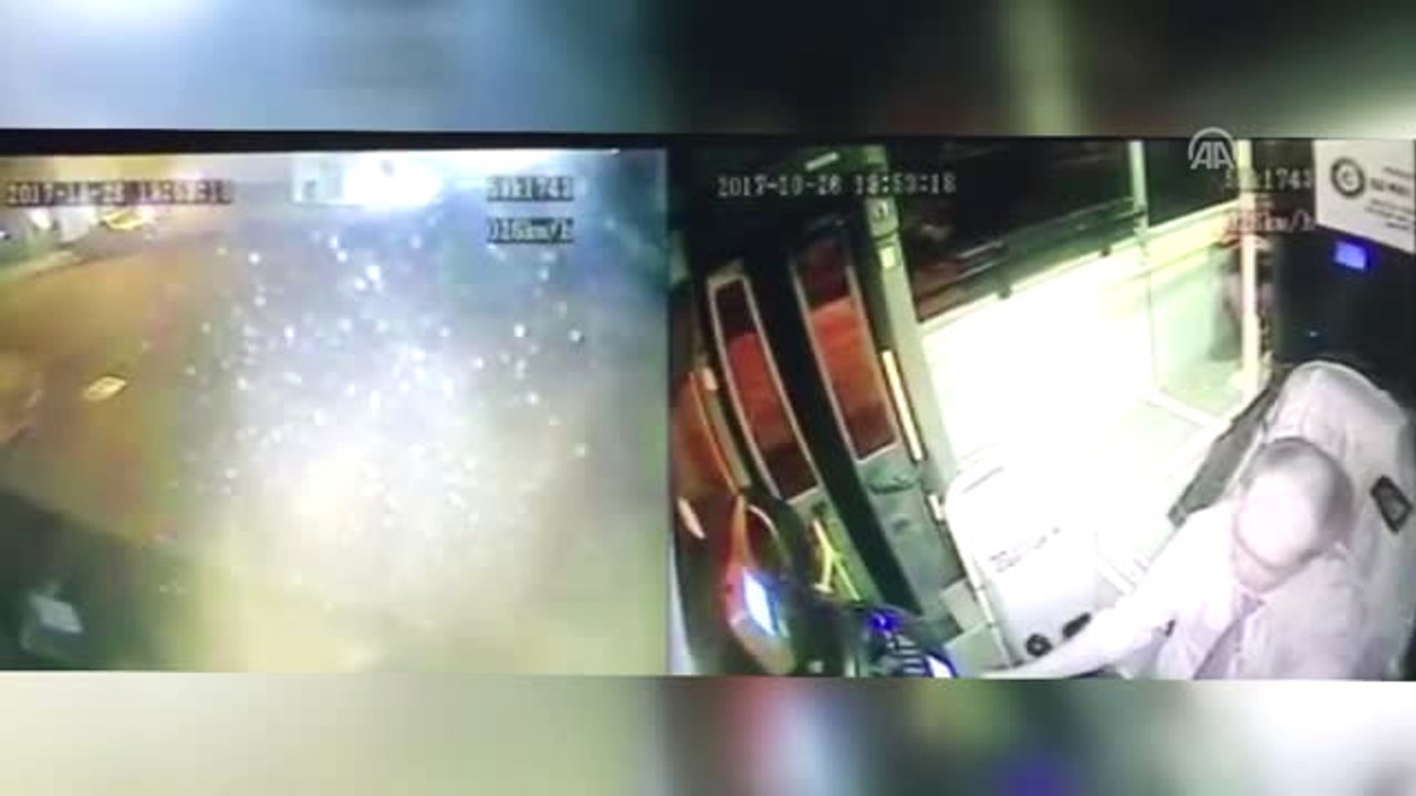 Halk Otobüsünde Şoföre Saldırı Anı Güvenlik Kamerasında