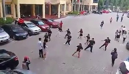 Màn tỏ tình siêu đáng yêu của cặp đôi trường Nhân văn