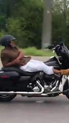 Tenir sa moto avec ses mains ? C'est pour les faibles.