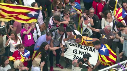 Catalães comemoram e prometem seguir nas ruas