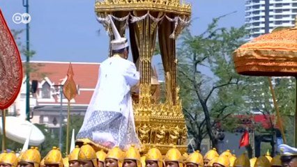 Corpo de rei tailandês é cremado em funeral de cinco dias