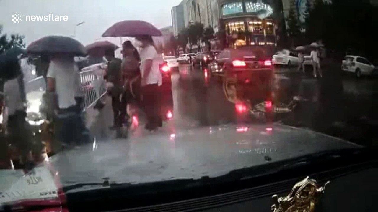 Pickpocket steals woman's phone as she crosses the road