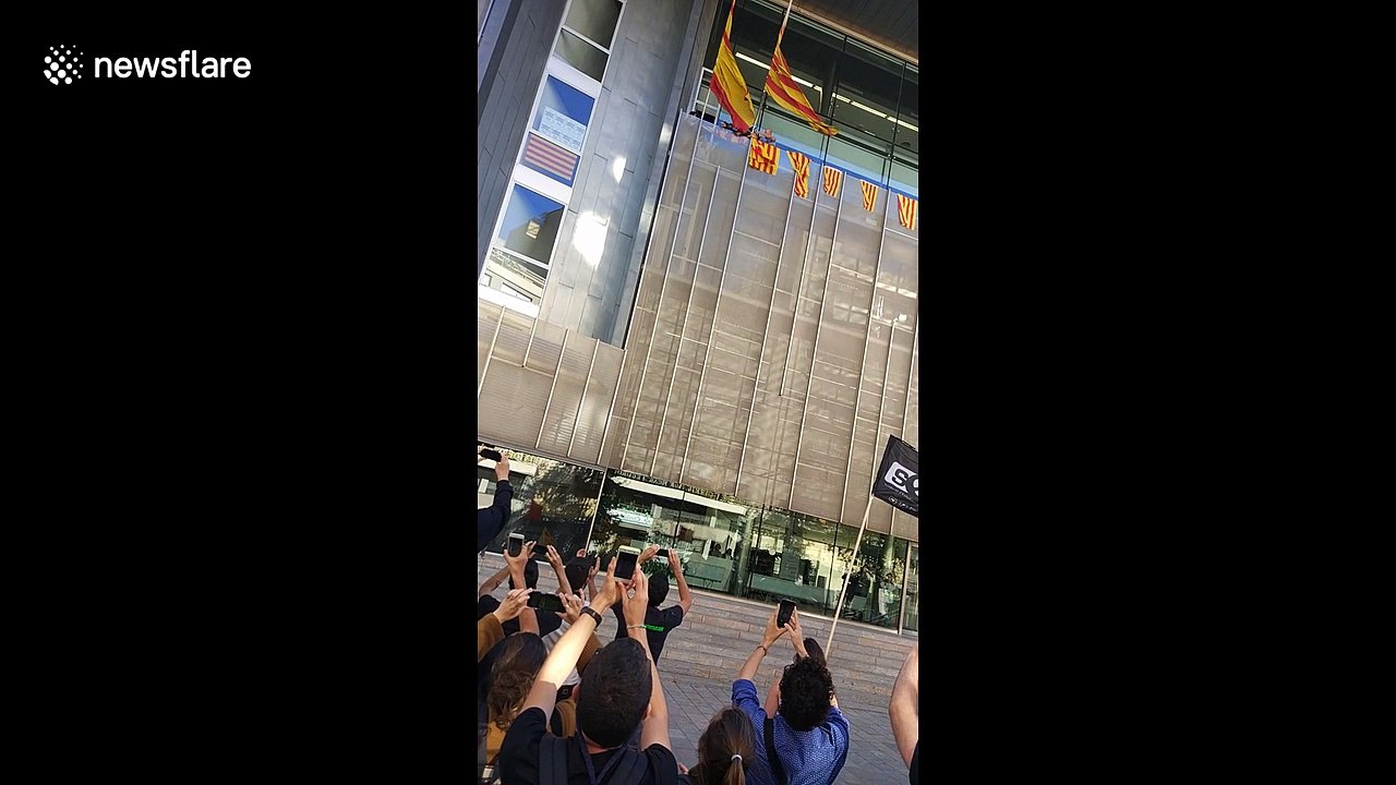 Crowd watches Girona council removing Spanish flag from building