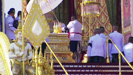 Rei da Tailândia recolhe cinzas do pai
