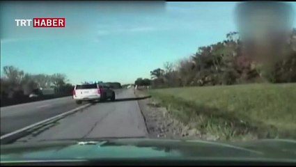 Direksiyondaki küçük çocuk otoyolu birbirine kattı