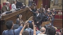 El Parlament declara la independencia de Cataluña y aprueba abrir 