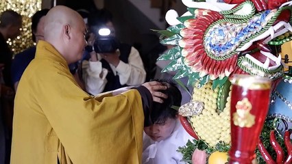 Phước Sang xuống tóc chịu tang cha ruột