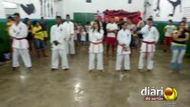 Prefeito de Monte Horebe doa kimonos a alunos de programa social