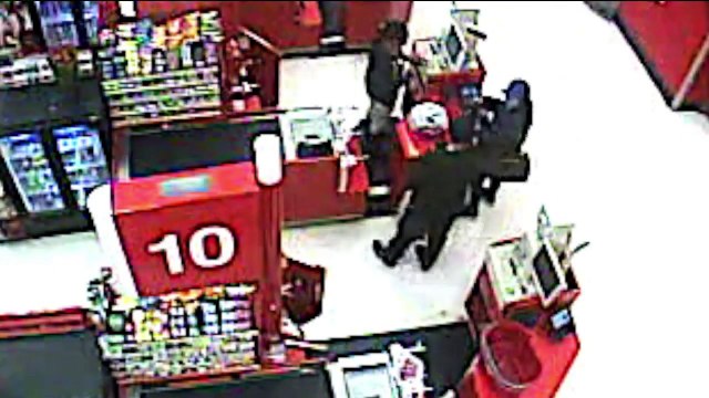 Woman Says Thieves Bought $5,200 in Gift Cards Minutes After Stealing Her Purse