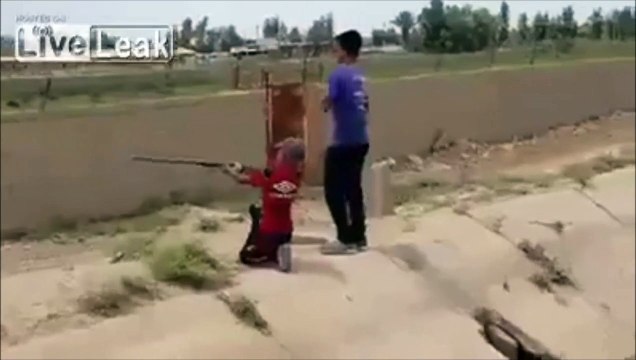 Ce gamin s'amuse à tirer au fusil et c'est le drame...