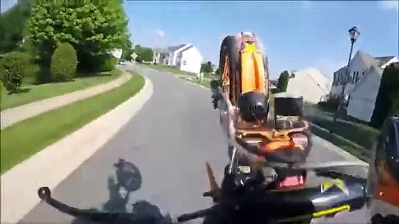Il veux se la peter devant sa copine et se croûte en moto... FAIL ridicule