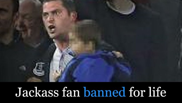 Fã Do Everton Envolve-se Em Luta Com Bebé Ao Colo Durante Jogo Com Lyon ! Everton fan holding baby punches Lyon player