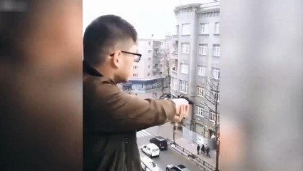 Il se filme entrain de tirer sur des gens.