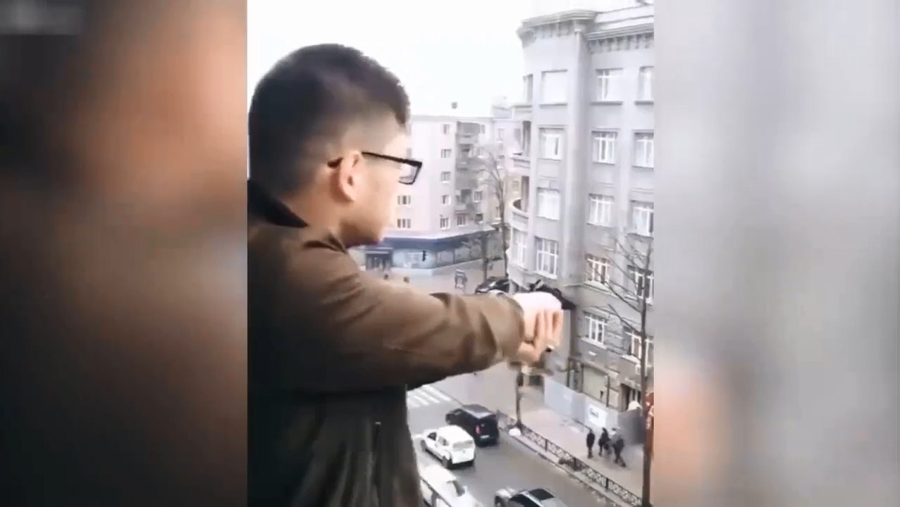 Il se filme entrain de tirer sur des gens.