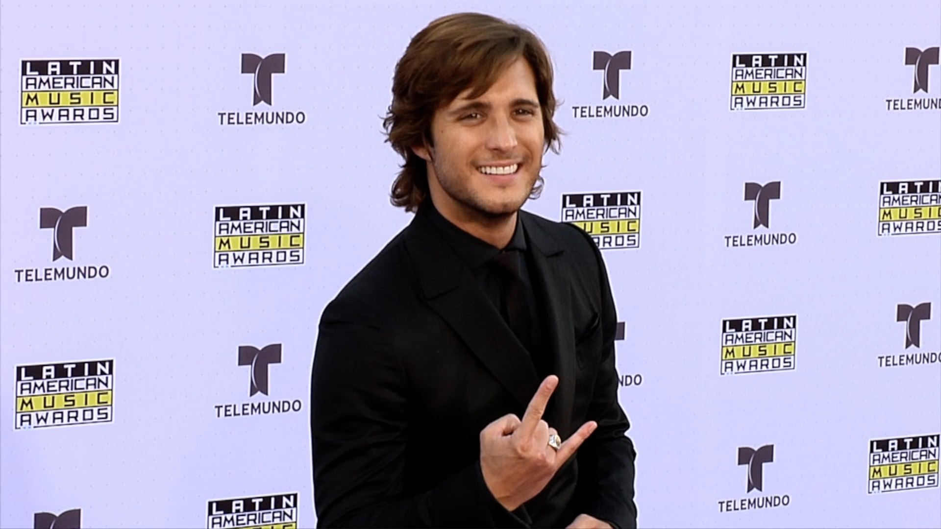 ⁣Diego Boneta 2017 Latin American Music Awards Purple Carpet