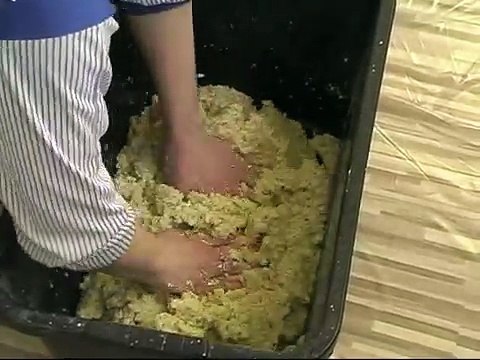 Как наносить жидкие обои на стену видео