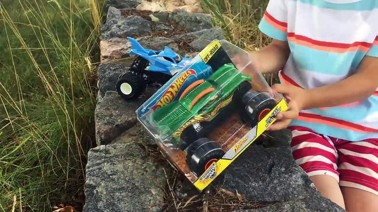 Monster Trucks. Сars for kids. Hot Wheels BIG OFF ROAD Shark Wreak and Dragon. Монстр Траки детям-dgHDqMDGwRU