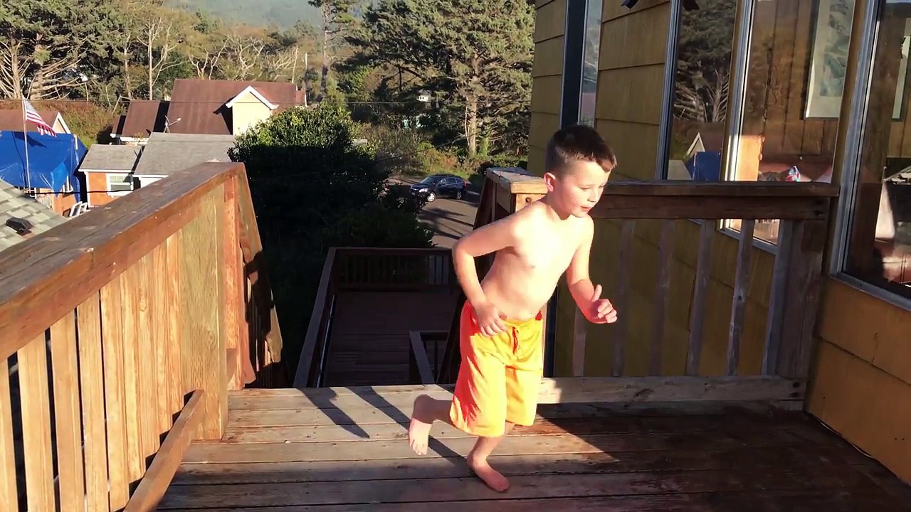 TOY INCREDIBLE HULK AT THE OCEAN WITH SUPER KID CARTER _ IRL-rLM_5TkTlVE
