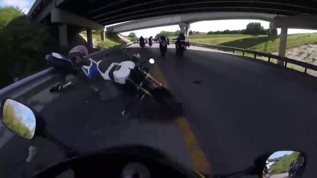 Ce motard se prend une barrière de sécurité de face et embarque deux motards dans sa chute !
