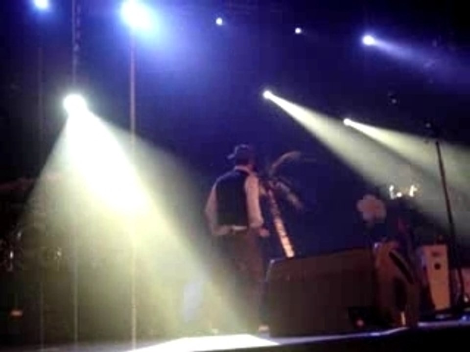 Petite danse de Chris sur on s'attache