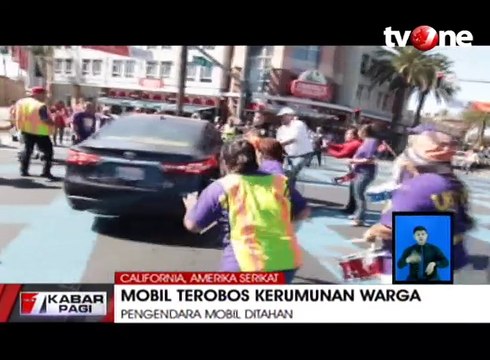 Mobil Nekat Terobos Pengunjuk Rasa