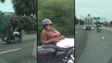 Un homme prend la vie cool sur sa Harley Davidson