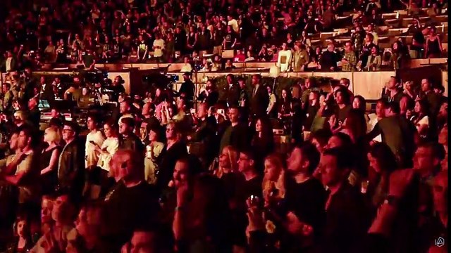 Linkin Park fans sing 'Numb' in honor of Chester Bennington