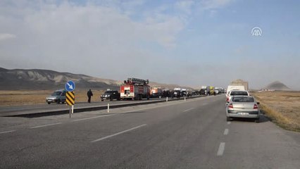 Otomobil ile Yolcu Minibüsü Çarpıştı: 1 Ölü, 8 Yaralı - Ağrı