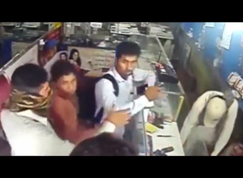 اس ویڈیو میں دیکھیں کس طرح ان چوروں نے دن دیہاڑے بغیر کسی خوف کے موبائل شاپ کا صفایا کر دیا۔ ویڈیو: محمد طاہر۔ ملتان