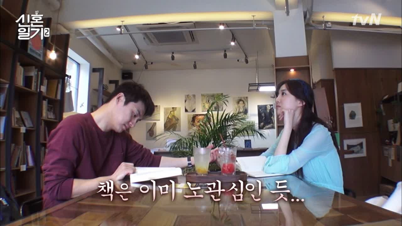 오상진♥김소영, 책방에서도 손 꼭잡고 >_
