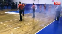 Sherr në derbin Tirana-Partizani, ndërpritet ndeshja e basketbollit (360video)