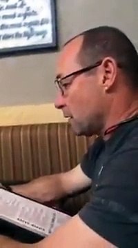 Otac je nestrpljivo čekao svoju narudžbu u restoranu – kada se konobar okrenuo, suze su mu krenule niz lice