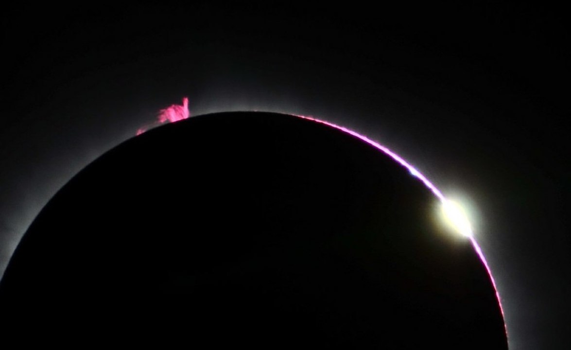 Sous les Étoiles 4/5 : Éclipse Solaire en Indonésie - HD (2017)