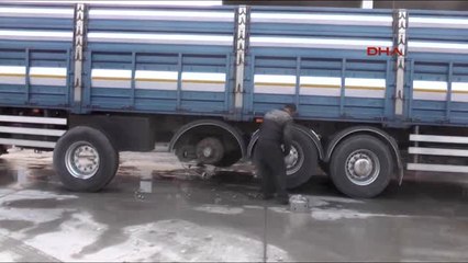 Çorum Tır'ın Yedek Lastiğinde 5 Bin Paket Kaçak Sigara Bulundu