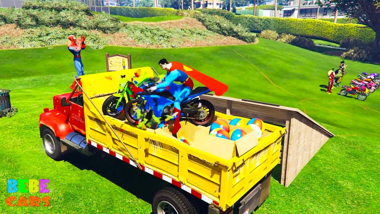 Motosikletler Çocuklar için renkli ve süper kahramanlara sahip çocuklar için Komik atlama!