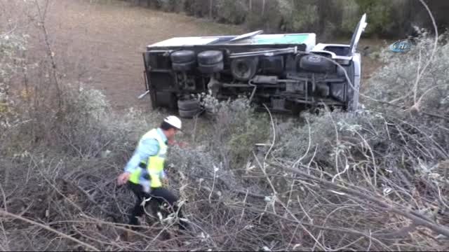 Gıda Malzemesi Yüklü Kamyon Şarampole Devrildi: 2 Yaralı