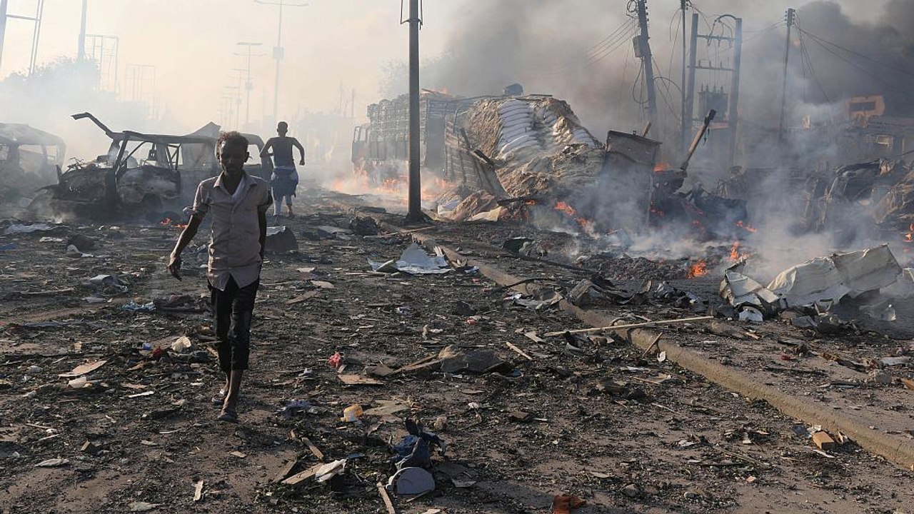 Double suicide car bombing hits Somali capital